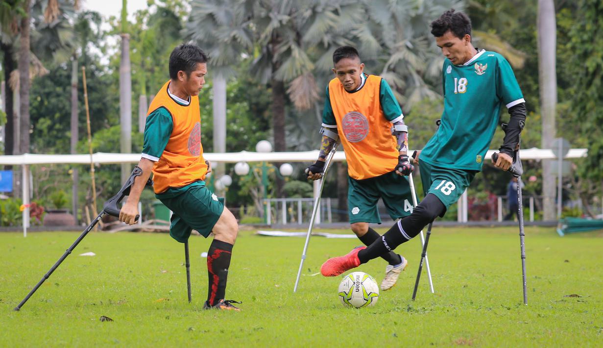 Namun, ada yang kontras dengan semangat perjuangan mereka. Mengutip wawancara dari Ketua Humas dan Media PSAI, Vincente Mariano yang mengatakan bahwa meski telah disediakan lapangan dan transportasi oleh anggota DPR, tempat Training Center mereka masih di bawah standar. (Bola.com/Bagaskara Lazuardi)