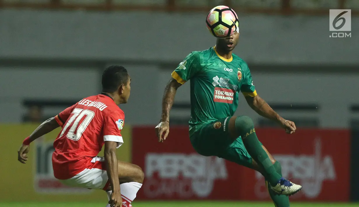 Penyerang Sriwijaya FC, Hilton Moreira (kanan) berusaha melewati gelandang Persija, Pandi Lestaluhu saat lanjutan Liga 1 Indonesia di Stadion Wibawa Mukti, Cikarang Kab Bekasi, Jumat (16/6). Persija unggul 1-0. (Liputan6.com/Helmi Fithriansyah)