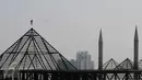 Tampak proyek pembangunan Masjid Raya Jakarta di Jalan Daan Mogot KM 14, Jakarta, Senin (23/5). Proyek yang dibangun di lahan seluas 17,6 hektar milik Pemprov DKI itu saat ini terhenti akibat proses lelang. (Liputan6.com/Gempur M Surya)