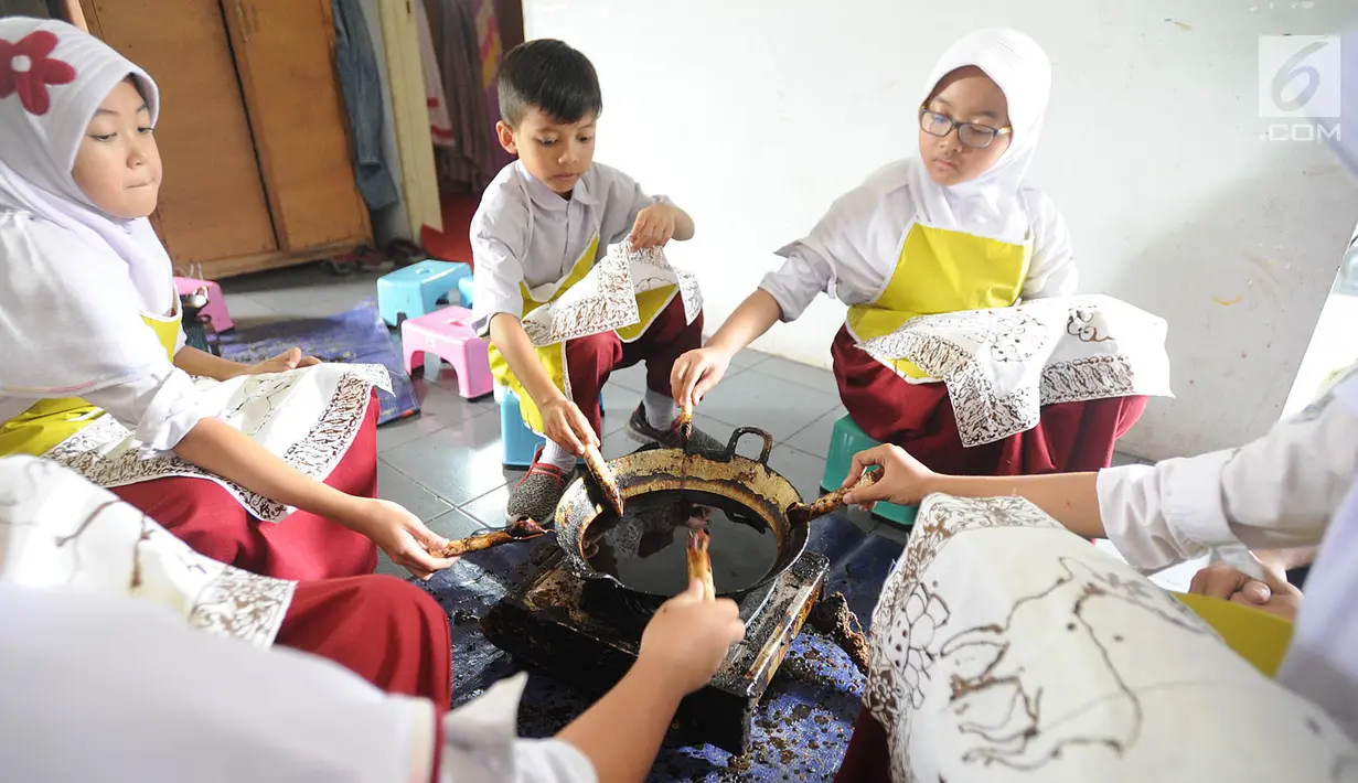 Para murid kelas IV SDN Julang belajar membuat membatik di Batik Tradisiku di Kota Bogor, Jawa Barat (2/10). Kegiatan selama 3 hari ini diselenggarakan secara gratis dalam rangka memperingati Hari batik Nasional 2 Oktober. (Merdeka.com/Arie Basuki)