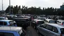 Kesemrawutan akibat parkir liar mewarnai setiap sudut pintu masuk Monumen Nasional Jakarta, (30/7/2014). (Liputan6.com/Johan Tallo) 