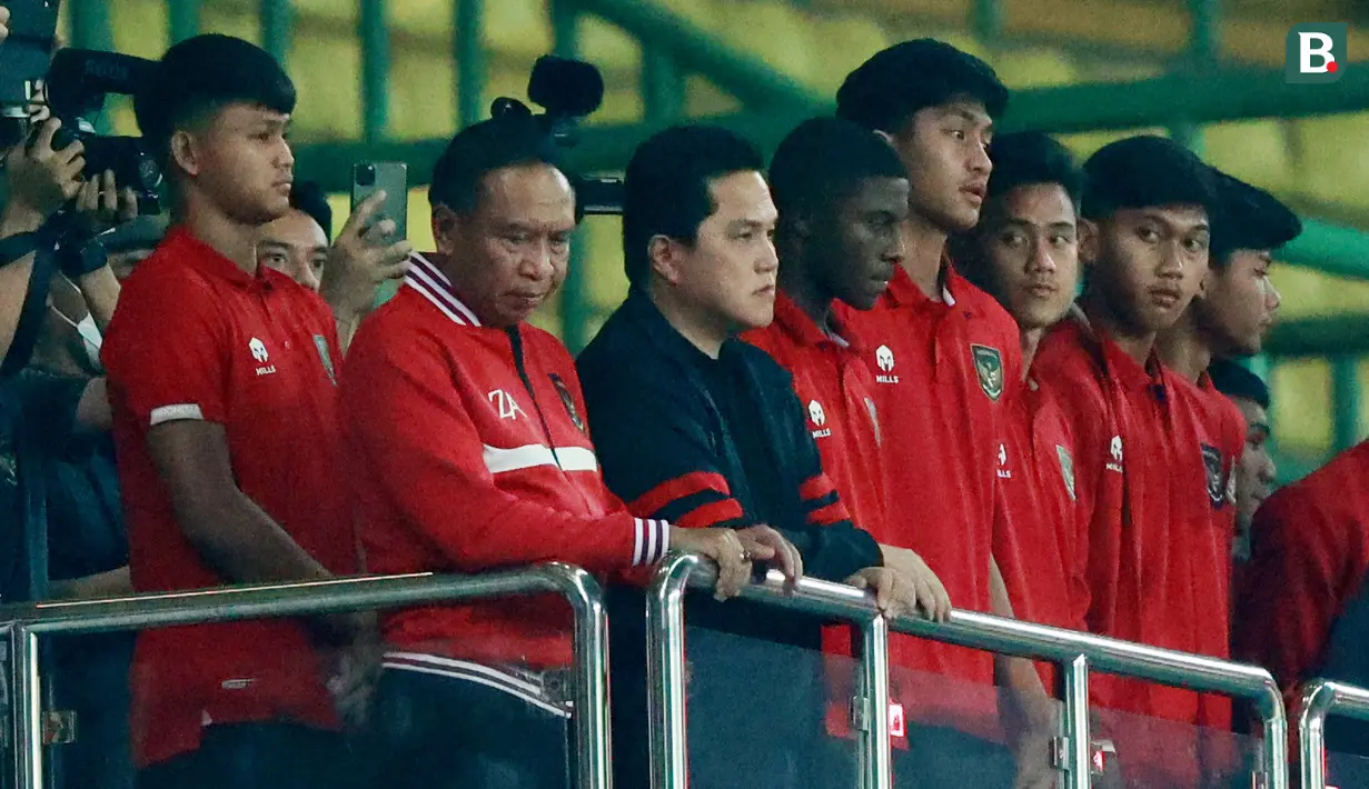 Ketua PSSI, Erick Thohir, bersama pemain Timnas Indonesia U-20 menonton laga Timnas Indonesia senior melawan Burundi pada pertandingan kedua FIFA Matchday di Stadion Patriot Candrabhaga, Bekasi, Selasa (28/3/2023). Ekspresi lesu dan cemas begitu nampak di wajah pemain Timnas Indonesia U-20 sebelum mimpi buruk itu terjadi. (Bola.com/M Iqbal Ichsan)