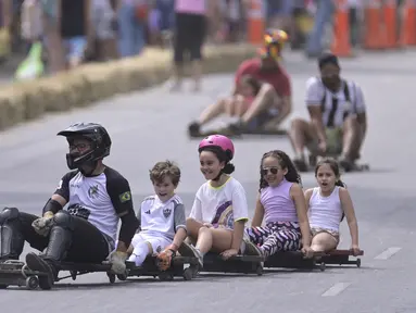 Pengendara kotak sabun berlomba menuruni bukit selama edisi ke-10 acara Rolima do Abacate pada festival Budaya Virada di Belo Horizonte, negara bagian Minas Gerais, Brasil, 20 Agustus 2023. (Douglas MAGNO / AFP)