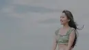 Naik kuda di tepi pantai membuat Natasha Wilona merasakan sebuah kebebesan. Dalam keterangan unggahan, Natasha menuliskan tentang kebahagiaannya saat naik kuda. (Instagram/natashawilona12)