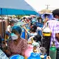 Orang-orang mengantre di sebelah tabung oksigen untuk diisi ulang di luar pabrik oksigen Naing di kawasan industri South Dagon di Yangon, Myanmar, Rabu (28/7/2021). Myanmar saat ini dilanda lonjakan jumlah kasus COVID-19 dan kematian yang sangat membebani infrastruktur medis negara itu. (AP Photo)