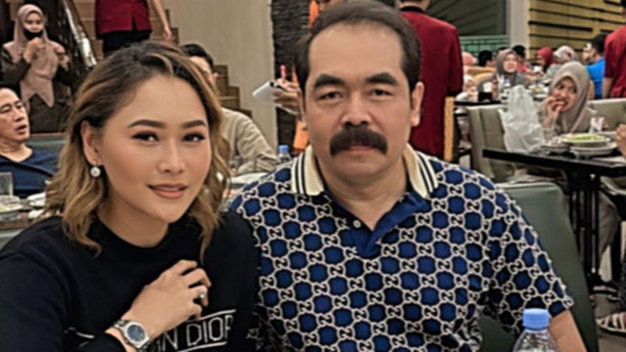 Potret Inul Daratista & Adam Suseno Rayakan Ultah Pernikahan Ke-30 Sederhana Hanya di Restoran Padang
