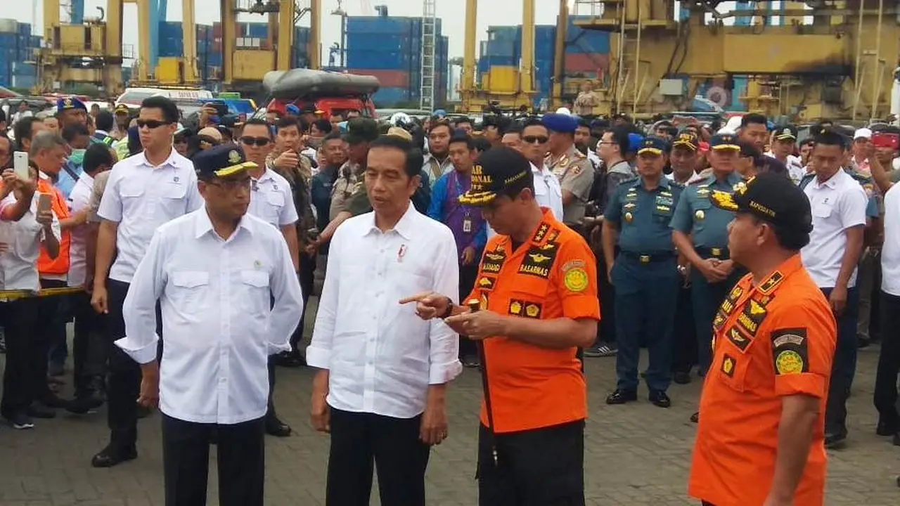 Presiden Jokowi meninjau evakuasi korban dan badan pesawat Lion Air di Pelabuhan Tanjung Priok, Jakarta Utara