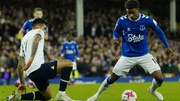 Everton dan Tottenham bermain sama kuat pada babak pertama. Tidak ada gol yang tercipta. (AP Photo/Jon Super)