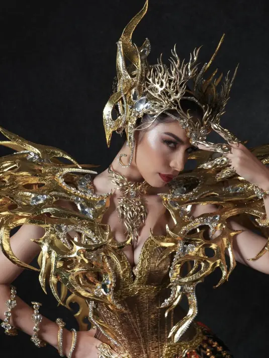 memasukkan beragam tenun aneka motif ke dalam kostum itu sebagai representasi dari kekayaan budaya Indonesia. Kain-kain itu menghiasi pinggang ramping Clara. [Foto: Instagram/ Hengkikawilarang]