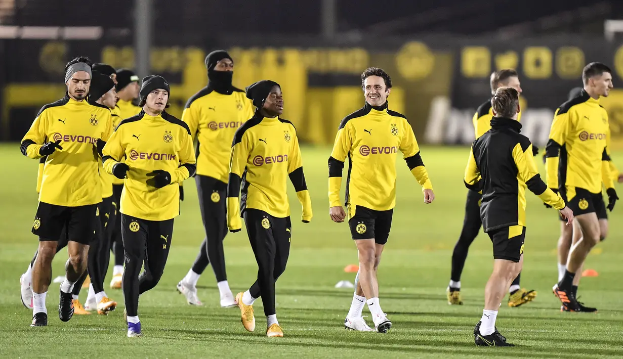 Para Borussia Dortmund melakukan pemanasan selama sesi latihan di Dortmund, Jerman, Senin (23/11/2020). Dortmund akan bertanding melawan  Club Brugge pada Grup F Liga Champions. (AP Photo/Martin Meissner)