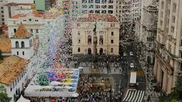 Warga menyaksikan ribuan balon yang dilepaskan ke langit Sao Paulo oleh Anggota Kamar Dagang dan Industri di Brasil, Jumat (29/12). 50 ribu balon diterbangkan sebagai bagian dari perayaan dan sambutan hangat pada tahun yang baru. (AP Photo/Nelson Antoine)
