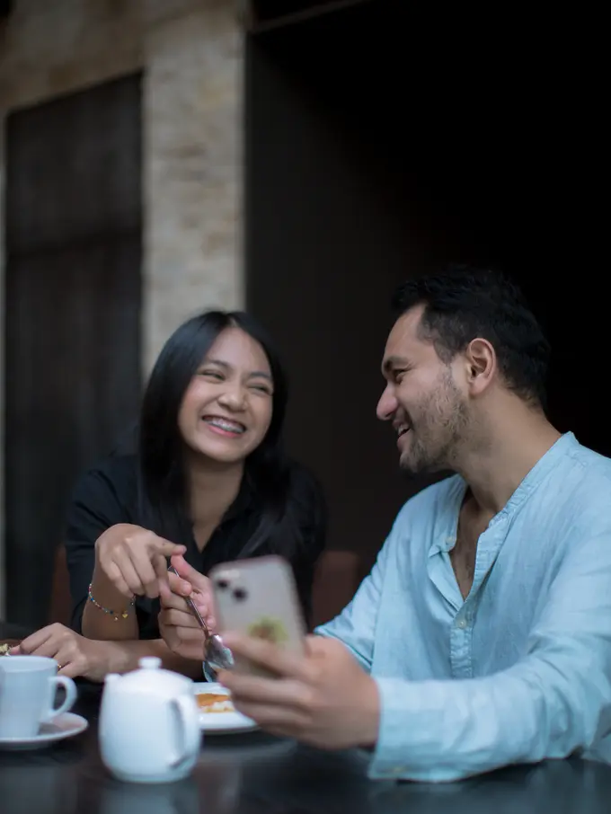 couple mei tersenyum bersama