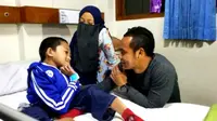 Atep kunjungi seorang bocah dengan penyakit tulang rapuh (Liputan6.com/