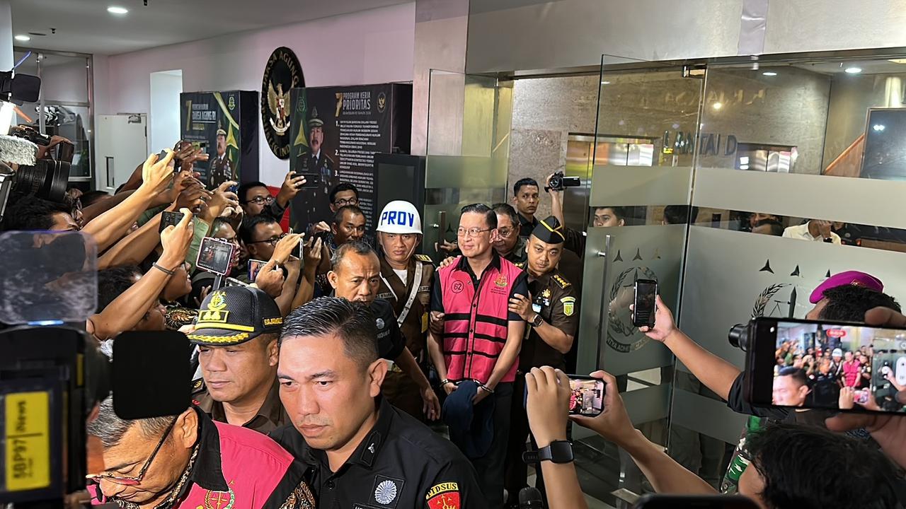 Penampakan Tom Lembong Pakai Rompi Tahanan Kejagung usai jadi Tersangka Korupsi