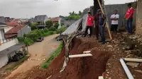 Warga Rawalumbu Minta Pemkot Bekasi Tangani Tanah Longsor