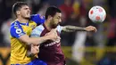 <p>Pemain Southampton Romain Perraud (kiri) berebut bola dengan pemain Burnley Dwight McNeil (kanan) pada pertandingan Liga Inggris di Turf Moor, Burnley, Inggris, 21 April 2022. Burnley menang 2-0. (Oli SCARFF/AFP)</p>
