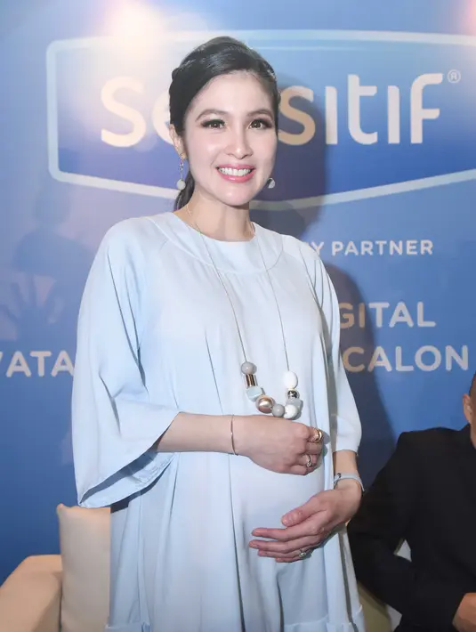 Banyak perubahan dirasakan oleh Sandra Dewi diusia kehamilannya yang kini berusia enam bulan. Istri Harvey Moeis itu mengaku sering tertawa bahagia dengan kehamilannya. Selain itu, ia mengaku lebih centil dari sebelumnya. (Nurwahyunan/Bintang.com)