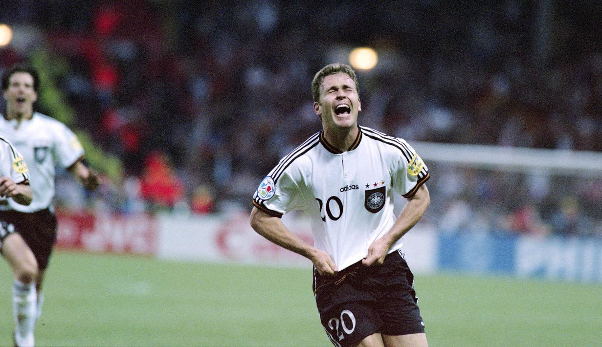 Pada final Euro 1996 di Wembley Stadium, London, Timnas Jerman tampil sebagai juara setelah mengalahkan Republik Ceska dengan skor 2-1 lewat babak perpanjangan waktu yang menerapkan aturan golden goal. Sempat tertinggal satu gol lewat Patrik Berger pada menit ke-59, Jerman sukses melakukan comeback dengan mencetak dua gol lewat Oliver Bierhoff (73') dan (95') yang baru dimasukkan pada menit ke-69 menggantikan Mehmet Scholl. (AFP/Boris Horvat)