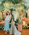 Shandy Aulia merayakan ulang tahun putrinya, Claire yang ke enam dengan pesta bertema hutan. Penampilannya jadi sorotan lantaran terlihat elegan meski busananya effortless [@shandyaulia]
