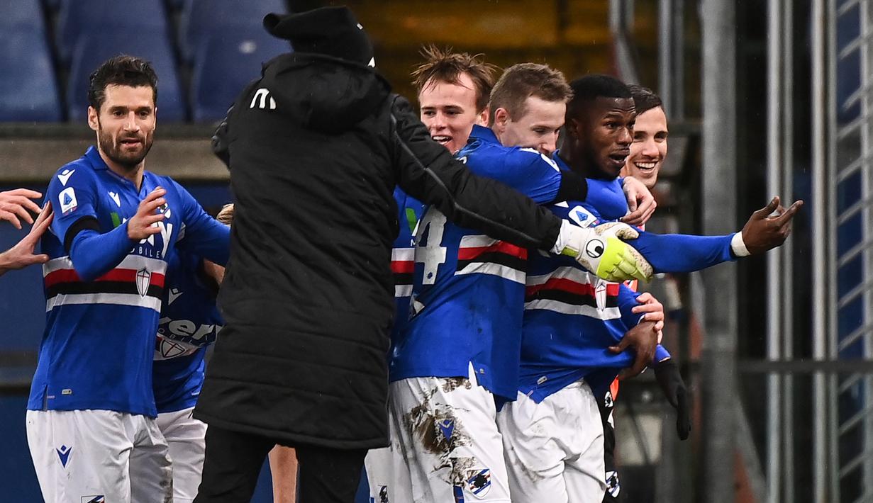 Striker Sampdoria, Keita Balde (kanan) melakukan selebrasi bersama rekan setim usai mencetak gol kedua timnya ke gawang Inter Milan dalam laga lanjutan Liga Italia 2020/21 pekan ke-16 di Luigi Ferrari Stadium, Rabu (6/1/2021). Sampdoria menang 2-1 atas Inter Milan. (AFP/Marco Bertorello)