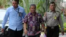 Petugas Pemeriksa Pajak Wilayah Maluku-Papua Sulimin Ratmin (batik), yang diamankan oleh KPK dalam OTT di Ambon, tiba untuk pemeriksaan di Jakarta, Kamis (4/10). KPK melakukan OTT terkait dengan pengurangan pembayaran pajak. (Merdeka.com/Dwi Narwoko)