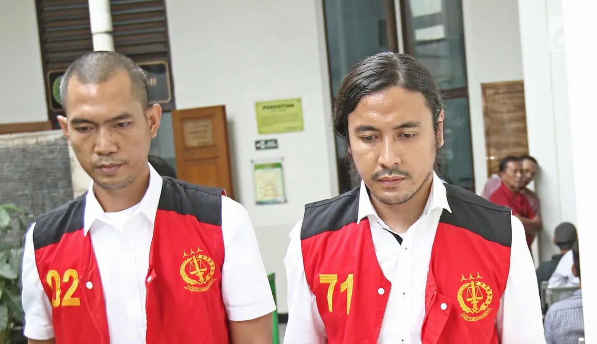 Musisi Marcello Tahitoe bersama rekannya Diego bersiap menjalani sidang di PN Jakarta Selatan, Selasa (31/10). Ello dan rekannya Diego menjalani sidang  kasus penyalahgunaan narkoba dengan agenda saksi dari pihak JPU. (Liputan6.com/Herman Zakharia)