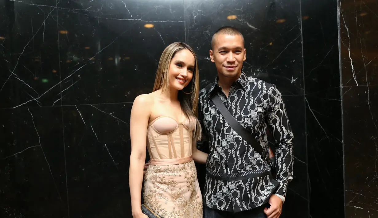 Semakin hari dengan gayanya yang semakin berani dan seksi, Cinta Laura pun tentunya semakin terlihat cantik dan memesona. Gayanya yang modis bak artis papan atas dunia yang selalu menginspirasi. (Nurwahyunan/Bintang.com)