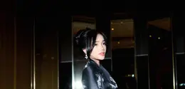 Hadiri sebuah acara, Fuji Utami tampil elegan dengan pesona woman in black [@fuji_an]