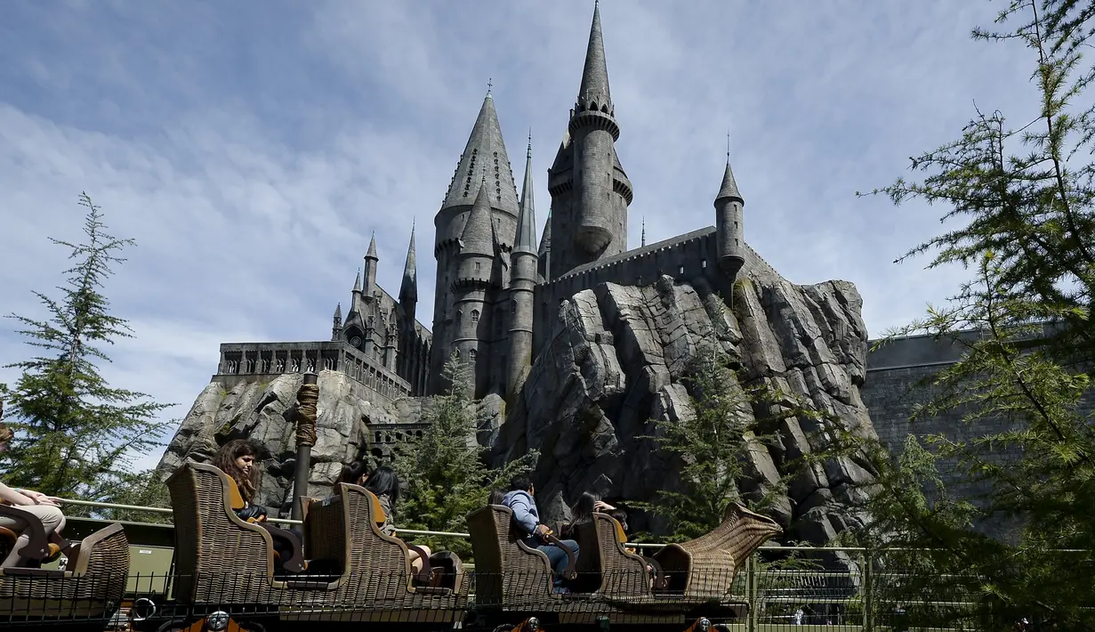Pengunjung menaiki rollercoaster di depan sekolah Hogwarts saat soft opening dan tur media taman bermain bertemakan "The Wizarding World of Harry Potter" di Universal Studios Hollywood, Los Angeles, California, 22 Maret 2016. (REUTERS/Kevork Djansezian)