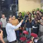 Cawapres Mahfud Md di kediamannya, Jalan Jati/Waru Sambilegi, Maguwoharjo, Depok, Sleman, DIY, Selasa (13/2/2024). (Liputan6.com/Nanda Perdana Putra)