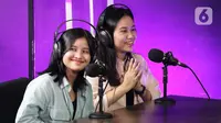Duet Mayang dan Chika saat tampil dalam acara Podcast di studio Liputan6.com, Jakarta, Rabu (19/1/2022). Dalam acara bincang ringan tersebut, adik dari mendiang Vannesa Angel tersebut banyak bercerita seputar kehidupan dan karier. (Liputan6.com/Helmi Fithriansyah)