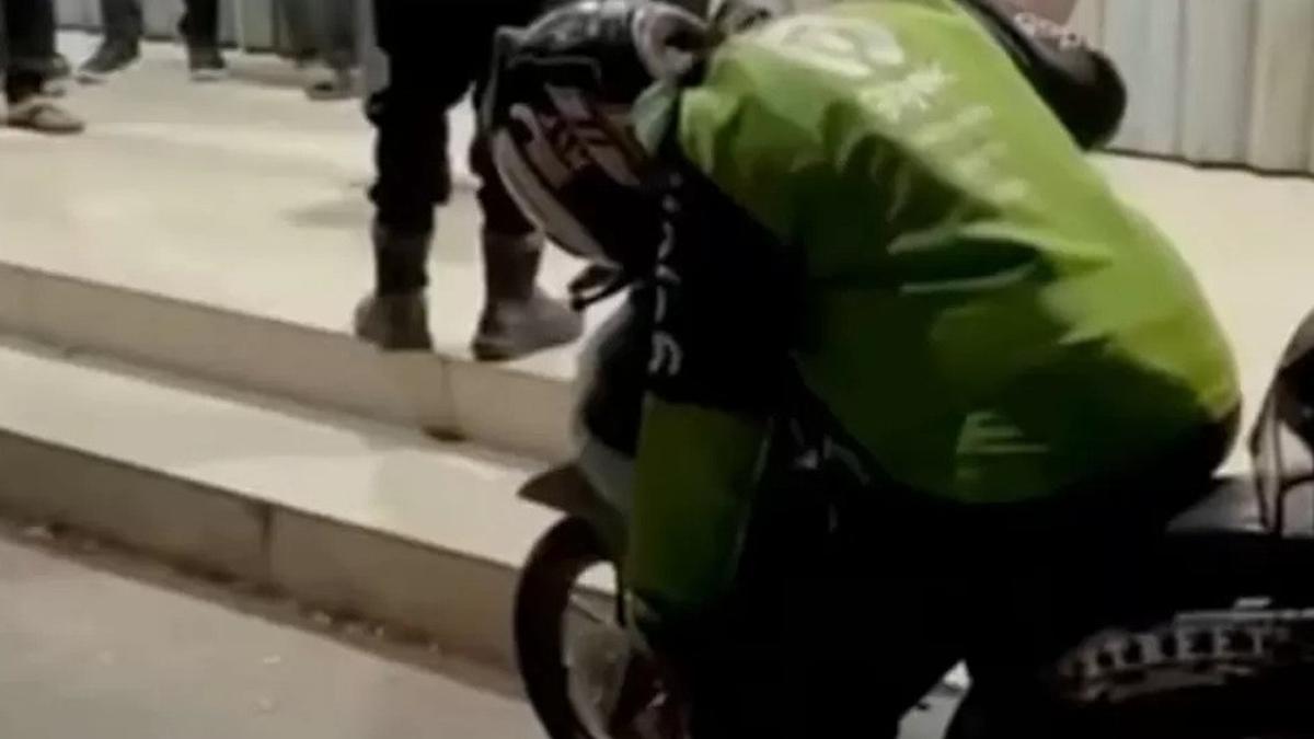 Viral Pengemudi Ojol Meninggal di Atas Sepeda Motornya di Batam, Begini Pengakuan Sang Istri