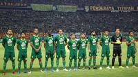 Para pemain Persebaya Surabaya bersiap menghadapi Sabah FA pada laga persahabatan di Stadion Gelora Bung Tomo, Surabaya, Sabtu (8/2). Persebaya menang 3-1 atas Sabah FA. (Bola.com/Aditya Wany)