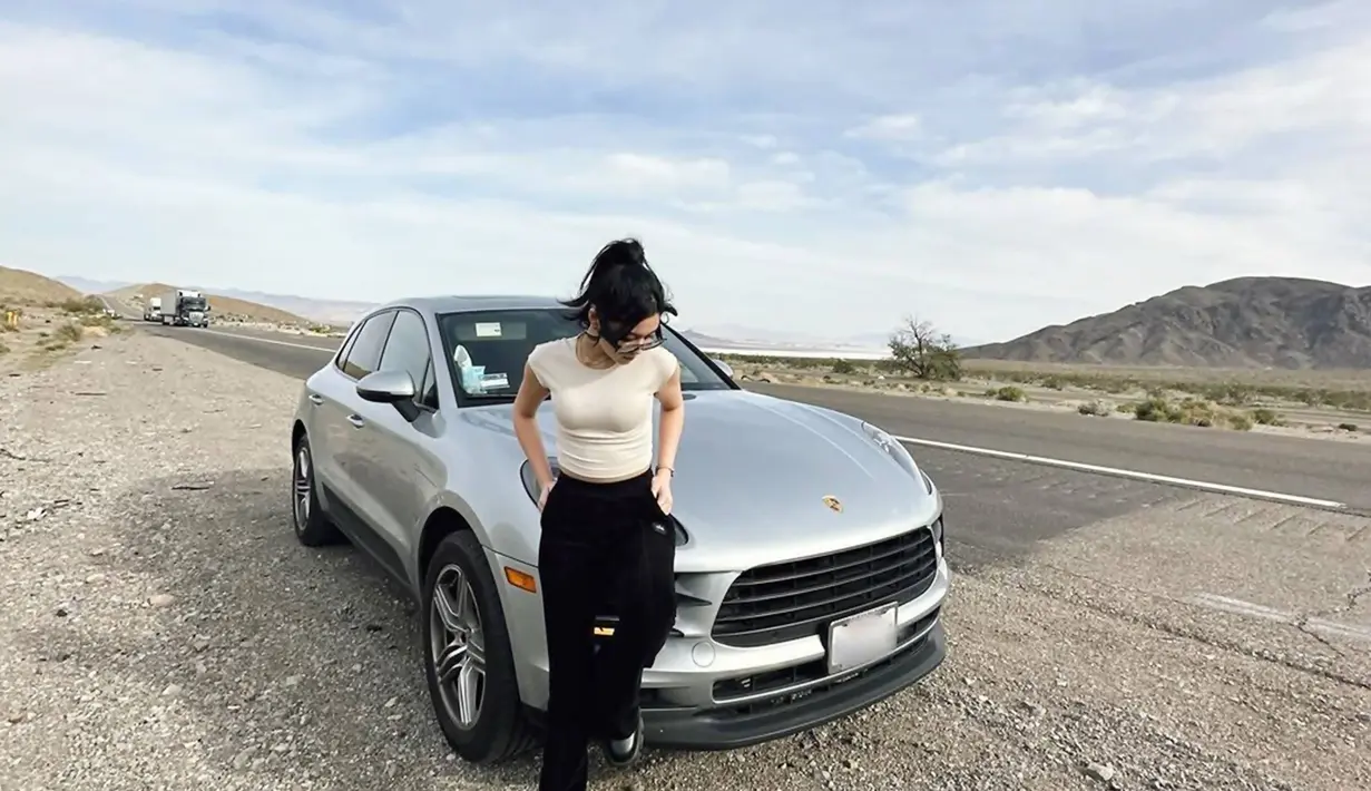 Dalam keseruannya saat travelling ke Las Vegas, terlihat bahwa Yoriko Angeline pun menggunakan kendaraan sendiri. Menunggangi mobel mewah merek Porsche, ia menemui salah satu jalan unik di Las Vegas. Keunikannya karena memiliki nama yang tidak lazim yaitu Zzyzx Road. (Liputan6.com/IG/@yorikooangln_)