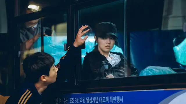 Park Bo Young dalam Gold Land. (Disney Plus via Soompi)