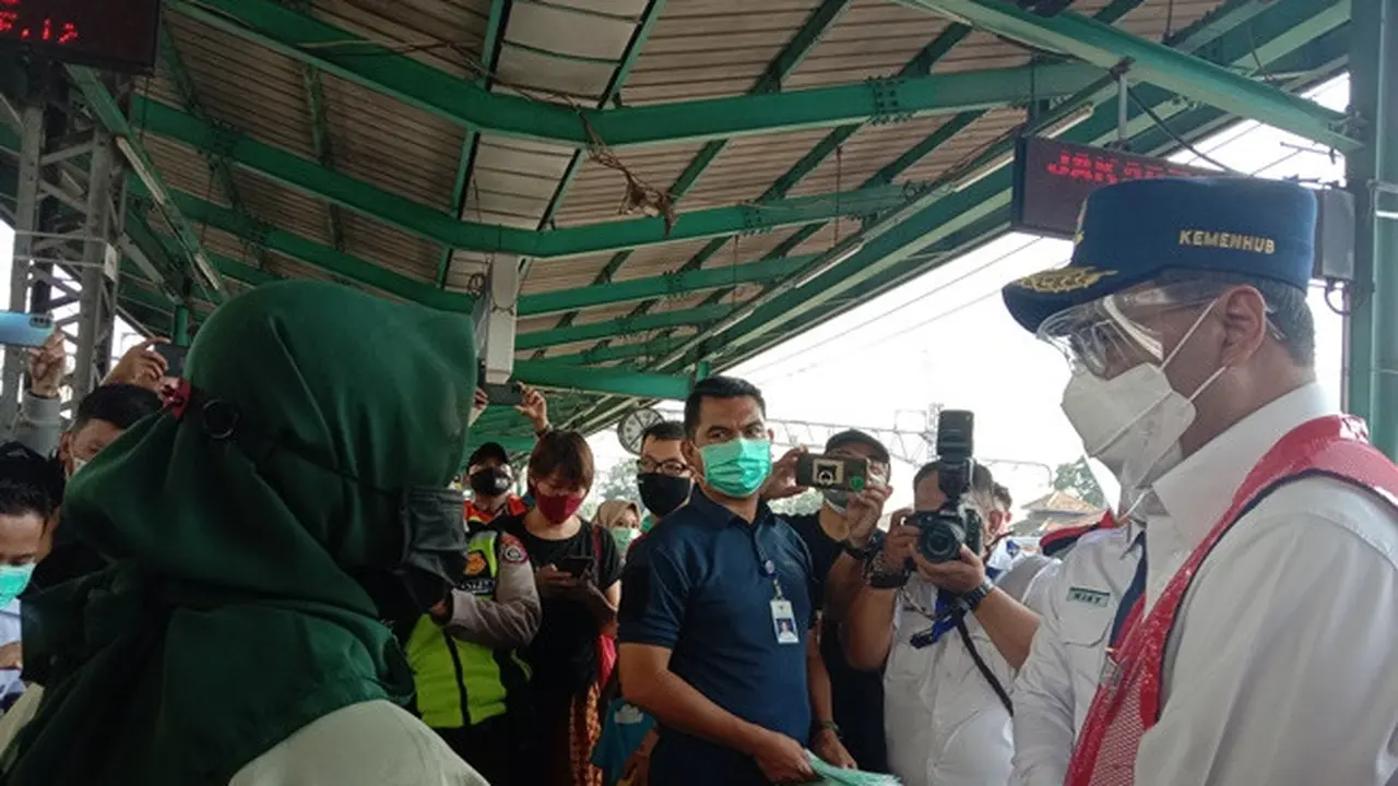 Menhub Budi Karya Sumadi memantau pergerakan penumpang pada KRL Jabodetabek di Stasiun Manggarai, Jakarta pada hari kedua Lebaran, Jumat (14/5/2021). Dok: Maulandy R/Liputan6.com
