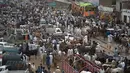 Orang-orang berkerumun di pasar ternak menjelang festival Muslim Idul Adha di Peshawar, Pakistan (13/7/2021). Jelang Idul Adha, Pasar ternak di Peshawar, Pakistan mulai sibuk menjual hewan kurban. (AFP/Abdul Majeed)