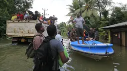 Proses evakuasi daerah banjir di Sri Lanka, Minggu (28/5). Pejabat Sri Lanka menyebut mayoritas para korban tewas berada di wilayah Distrik Kalutara. (AP Photo)