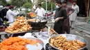 Warga membeli camilan di penjaja makanan untuk berbuka puasa pada hari pertama bulan suci Ramadan di Rawalpindi, Provinsi Punjab, Pakistan, Sabtu (25/4/2020). (Xinhua/Ahmad Kamal)