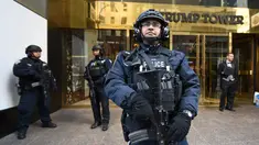 Personel NYPD berdiri di depan Trump Tower, New York, Kamis (10/11). Seiring dengan munculnya gelombang unjuk rasa anti Trump, markas Presiden terpilih AS itu kini dijaga ketat oleh sejumlah personel Departemen Kepolisian New York. (TIMOTHY A. CLARY/AFP)