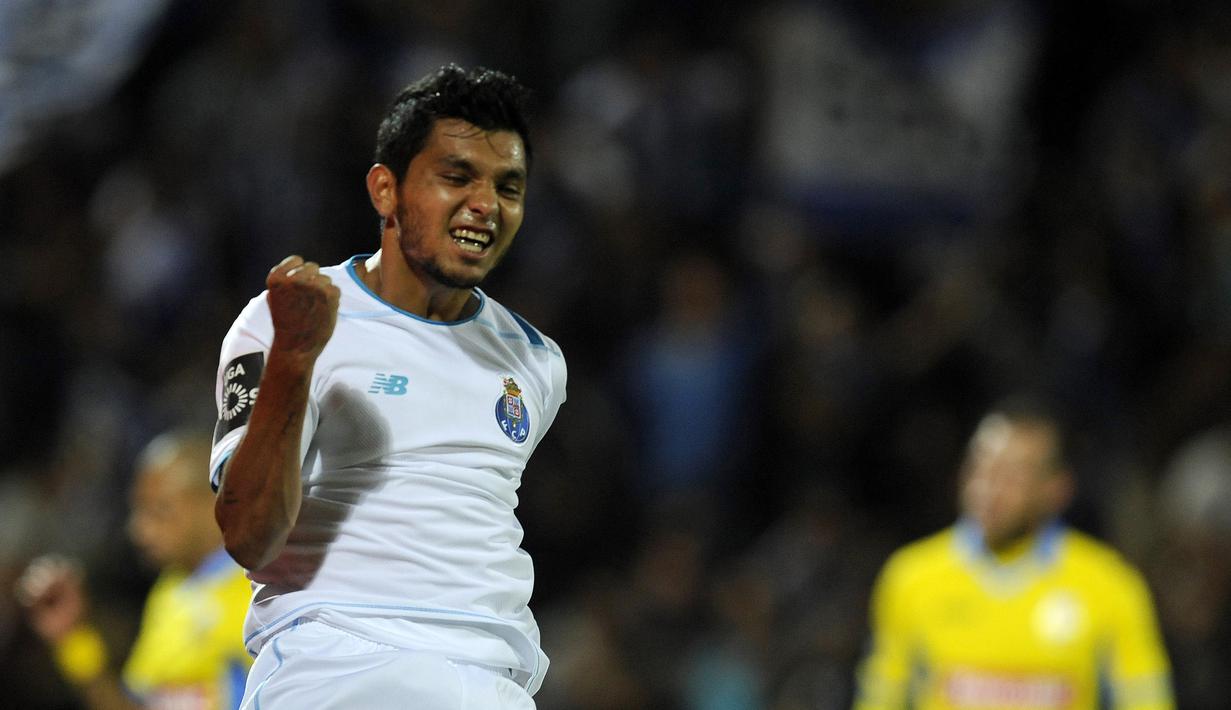 Melihat penampilannya yang gemilang, FC Porto kemudian melirik Jesus Corona untuk hijrah dan bermain di Liga Portugal dan bergabung pada tahun 2015 dengan biaya transfer Rp 177 Miliar. (Foto: AP/Paulo Duarte)