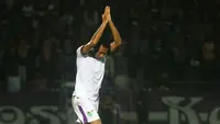 Striker Persita, Qischil Gandrum Minny, minta maaf setelah mencetak gol ke gawang Persik pada uji coba di Stadion Brawijaya, Kota Kediri, Kamis (2/5/2019). (Bola.com/Gatot Susetyo)