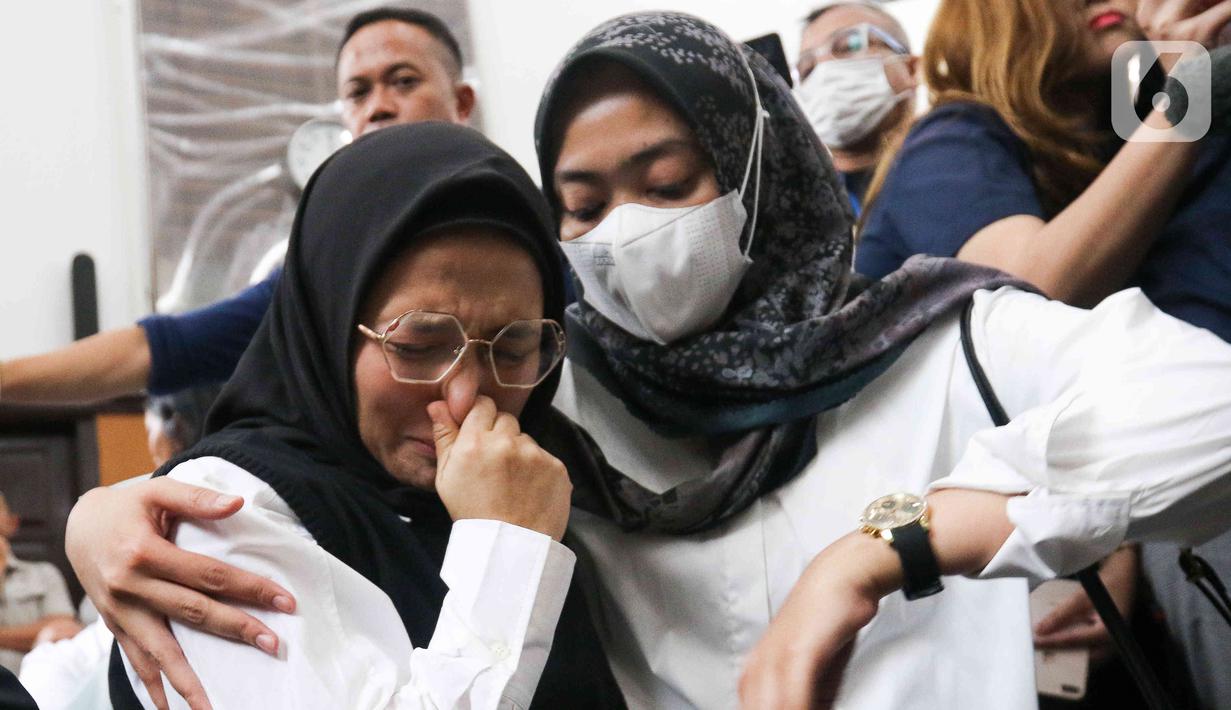 Istri terdakwa AKBP Arif Rahman Arifin, Nadia Rahma menangis usai pembacaan vonis oleh majelis hakim dalam sidang putusan di Pengadilan Negeri Jakarta Selatan, Kamis (23/2/2023).  Arif Rachman Arifin terdakwa perintangan penyidikan atau obstruction of justice kasus pembunuhan berencana Brigadir Yosua, divonis 10 bulan penjara. (Liputan6.com/Herman Zakharia)