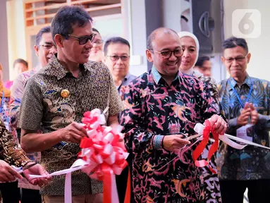 Direktur Engineering & Project Semen Indonesia Tri Abdisatrijo (kanan), Gubernur Sumbar Irwan Prayitno dan Pjs. Rektor Universitas Bung Hatta (UBH) Hendra Suherman saat meresmikan Laboratorium Mekanika Tanah dan Laboratorium Material dan Struktur, UBH Padang, Kamis (23/1/2020). (Liputan6.com/HO/Eko)