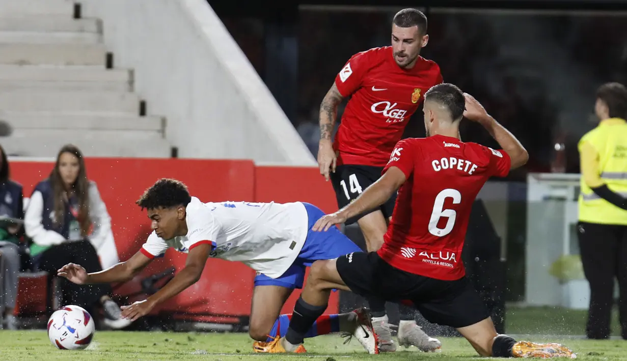 Pemain Real Mallorca, Vedat Muriqi, melakukan selebrasi setelah mencetak gol ke gawang Barcelona pada laga pekan ke-7 La Liga 2023/2024, di Stadion Mallorca Son Moix Rabu (27/9/2023). Kedua tim bermain sama kuat 2-2. (AP Photo/Francisco Ubilla)