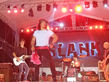Band rock, Slank menggelar konser perayaan ulang tahun yang ke-34 di JIExpo Kemayoran, Jakarta, Selasa (26/12). Konser tersebut sangat istimewa karena menjadi bagian dari perayaan ulang tahun ke-34 band rock tersebut. (Liputan6.com/Herman Zakharia)
