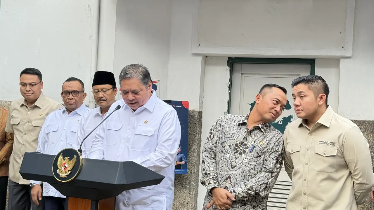 Menteri Koordinator Bidang Perekonomian Airlangga Hartarto mengumumkan paket stimulus ekonomi lanjutan di Kantor Pos Indonesia, Cikini, Jakarta Pusat, Jumat (17/10/2025). (Liputan6.com/Lizsa )