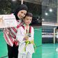 Tya Ariestya dan putranya yang menekuni Taekwondo (Sumber: Instagram/tya_ariestya)