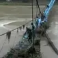 Jembatan gantung sepanjang 110 meter di atas Sungai Bogowonto putus diterjang banjir. Kini warga harus memutar sejauh 4 kilometer.