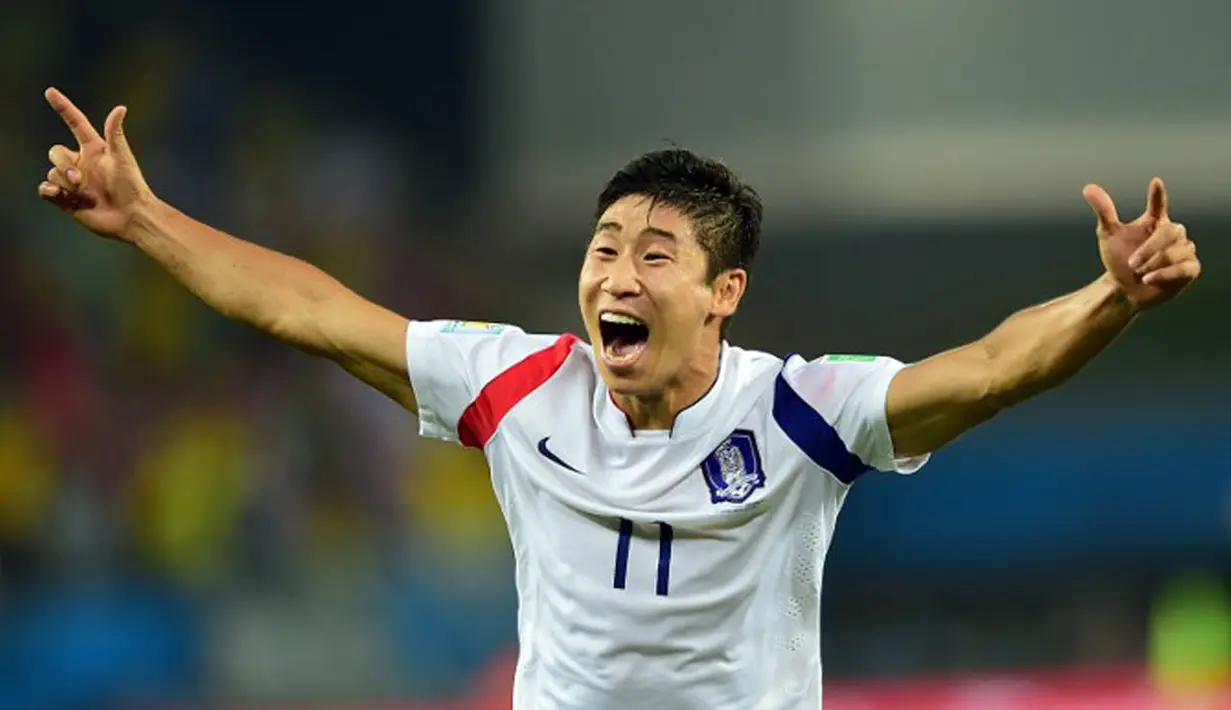 Selebrasi penyerang Korea Selatan, Keun Ho Lee usai mencetak gol ke gawang Rusia di penyisihan Piala Dunia 2014 Grup H, Pantanal Arena, Cuiaba, Brasil, (18/6/2014). (AFP PHOTO/Jung Yeon-Je)